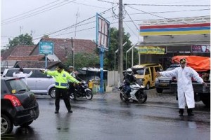 Aparat Kepolisian tengah mengatur lalu lintas di Pos Bojong Cilimus